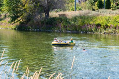 Penticton, British Columbia / Canada - 2 Eylül 2019: insanlar Penticton Nehri Kanalı 'nda popüler bir yaz merkezi olan iç tünelde yüzer ve yüzerler..