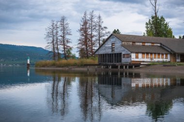 Fintry, British Columbia, Kanada - 9 Eylül 2019 Fintry Provincial Park 'taki tarihi meyve paketinin yakın çekimi, Okanagan Gölü' nde kalan son meyve paketliği..
