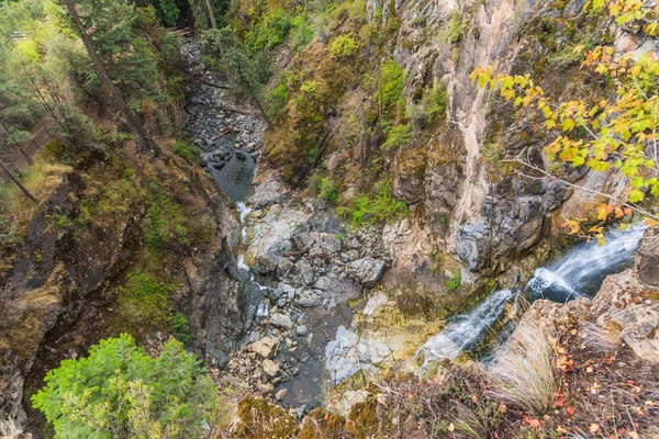 芬特里省立公园内流入小河峡谷的芬特里瀑布的高角景观 — 图库照片