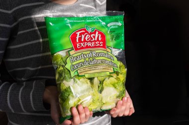 Penticton, British Columbia / Canada - 26 Kasım 2019: Salinas, Kaliforniya 'dan bir paket Fresh Express romaine marulu. Kanadalılara e-koli nedeniyle Salinas 'tan romaine uzak durmaları söyleniyor..