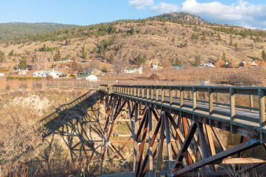 Okanagan Vadisi 'ndeki Kettle Vadisi' ndeki bir vadide tahta köprü.