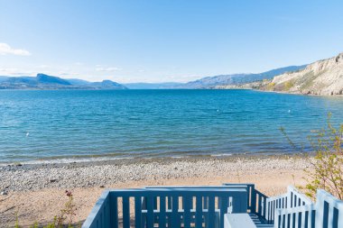 Penticton, BC, Kanada yakınlarındaki Okanagan Gölü 'ndeki Three Mile Plajı manzarası