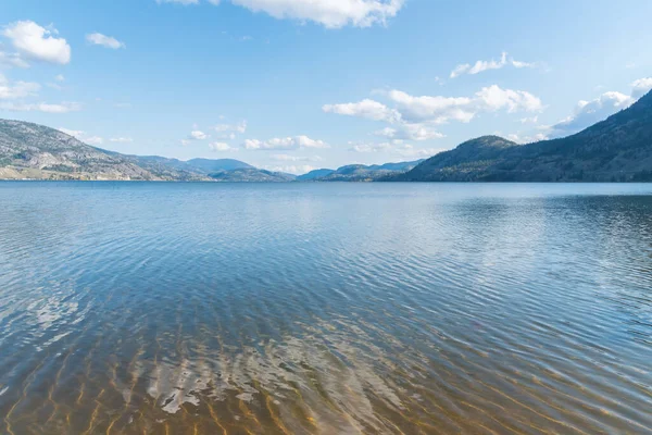 Lago Skaha Acqua Che Riflette Cielo Blu Sole Montagne — Foto Stock