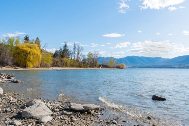 Penticton, BC, Kanada yakınlarındaki Okanagan Gölü 'ndeki küçük körfez ve Three Mile Beach manzarası