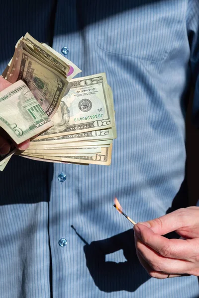 Adam Yanan Kibriti Amerikan Doları Yığınına Çeviriyor Yakmak Için Para — Stok fotoğraf
