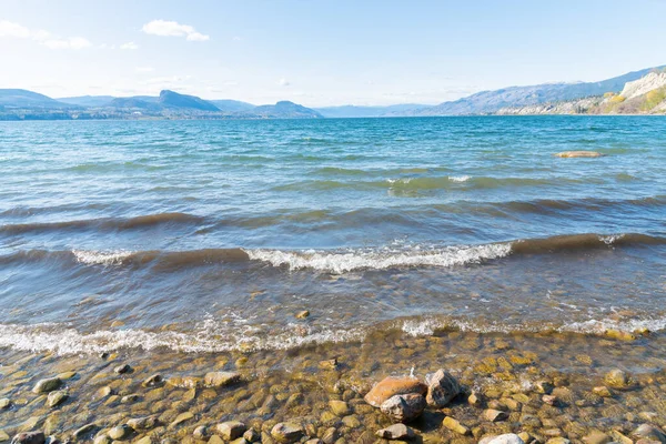 Vista Ravvicinata Del Pittoresco Lago Okanagan Che Riflette Cielo Blu — Foto Stock