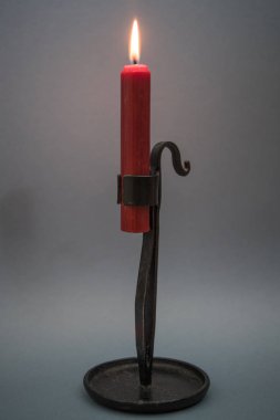 Mumluk kırmızı mum ile