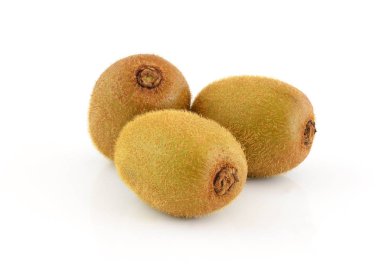 Beyaz arkaplanda yalıtılmış Kivi meyvesi