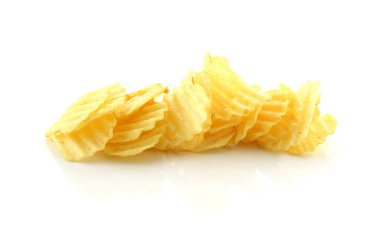 patates cipsi beyaz zemin üzerine yığını
