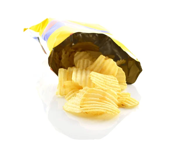 Potatis chips i påsen på vit bakgrund — Stockfoto