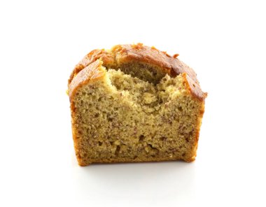 Muz ekmeği beyaz zemin üzerine dilimlenmiş