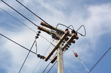 Yüksek gerilim elektrik santrali kutup başına.