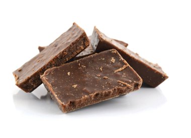 beyaz zemin üzerine çikolata parçaları detay.