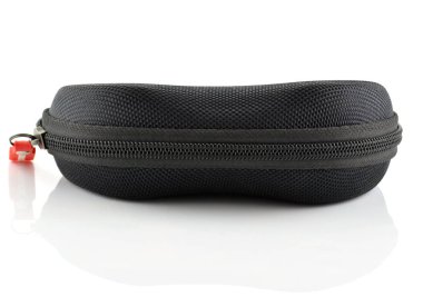 Beyaz arka planda siyah göz gözlük kutusu