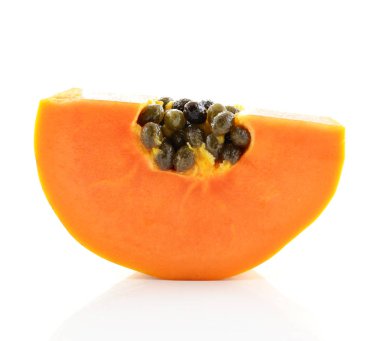 Beyaz bir arka plan üzerinde izole dilimlenmiş papaya