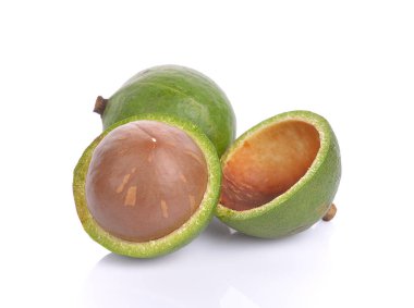 Beyaz arka planda Macadamia fındıkları