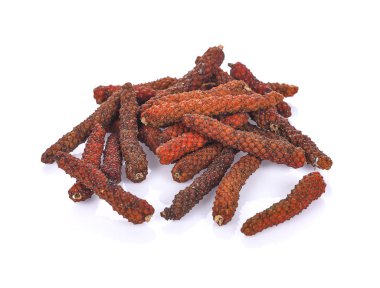 Beyaz arkaplanda uzun biber