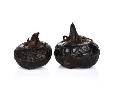 beyaz zemin üzerine su kestane