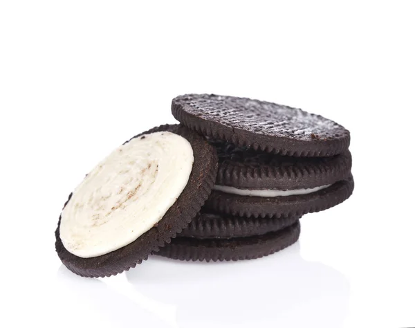 Sendvičové sušenky se smetanou na bílém pozadí — Stock fotografie