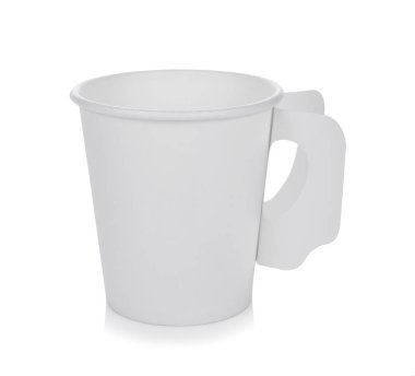 Beyaz arkaplanda kağıt bardak