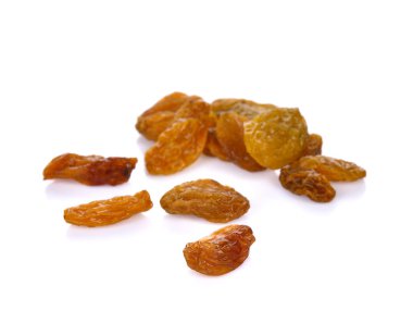 Kuru üzümler beyaz arkaplanda izole