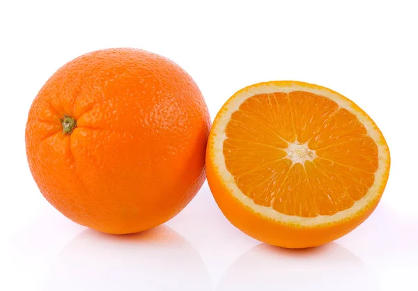 Orange mit der Hälfte der Orange isoliert auf dem weißen Hintergrund — Stockfoto