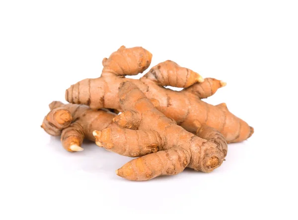 beyaz arkaplanda zerdeçal izole edildi.