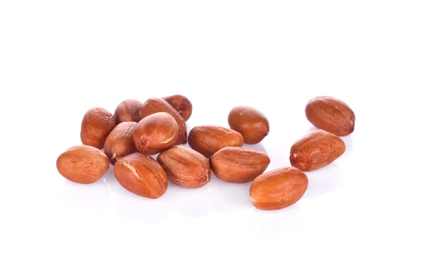 Erdnüsse isoliert auf weißem Hintergrund. — Stockfoto