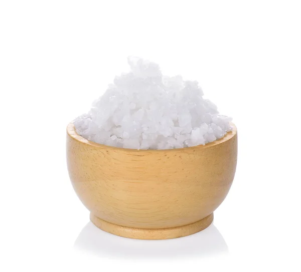 Beyaz arka planda izole edilmiş ahşap bir kasede tuz.