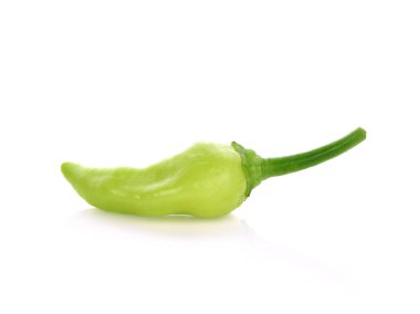 Beyaz arkaplanda yeşil biber izole edilmiş
