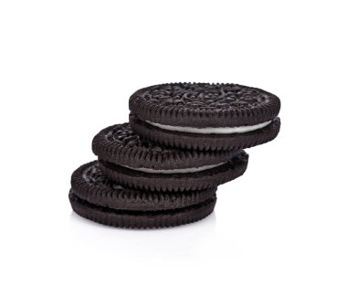 Beyaz arka planda kremalı sandviç kurabiyeleri