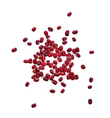 beyaz zemin üzerine Azuki fasulyesi.