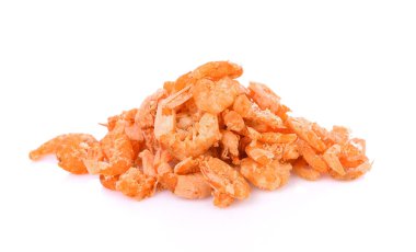 Kurutulmuş karides beyaz bir arkaplanda izole edilmiş.