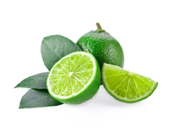 Limoenen met blad op witte achtergrond — Stockfoto