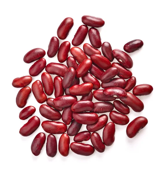 Beyaz arkaplanda kırmızı fasulye izole edildi