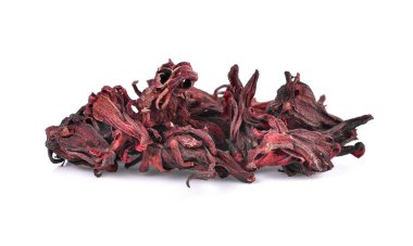 Beyaz arka planda kurutulmuş amber sabdariffa veya roselle meyveleri