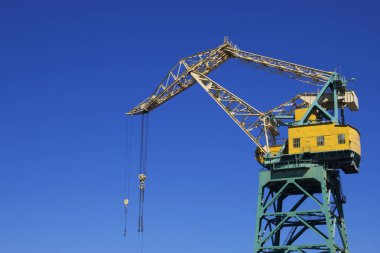 Sarı vinç mavi gökyüzü üzerinde liman