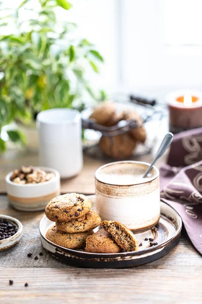 Domácí sušenky s ořechy a kávou v keramickém kelímku — Stock fotografie