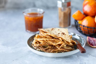 Reçelli krep ya da kırmızı portakaldan marmelat. Lezzetli bir kahvaltı. Portakal soslu krep..