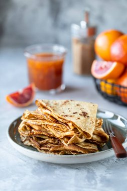 Reçelli krep ya da kırmızı portakaldan marmelat. Lezzetli bir kahvaltı. Portakal soslu krep..