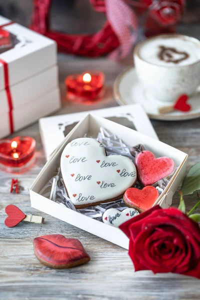 쿠키나 진저브레드 쿠키는 선물 함에 빨간색 리본이 달린 채로 나무 탁자에 놓여 있습니다. 발렌타인데이. — 스톡 사진