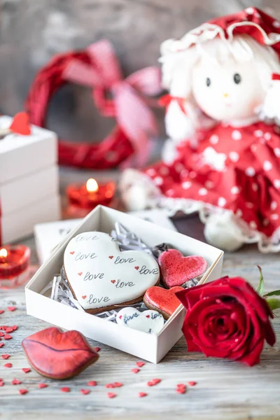 쿠키나 진저브레드 쿠키는 선물 함에 빨간색 리본이 달린 채로 나무 탁자에 놓여 있습니다. 발렌타인데이. — 스톡 사진