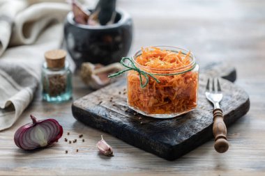 Cam kavanozda baharatlı taze havuç salatası.