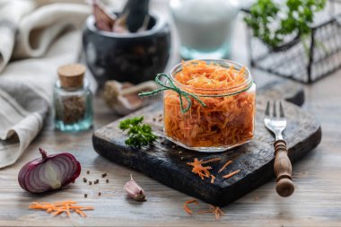 Cam kavanozda baharatlı taze havuç salatası.