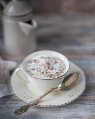 Tahta arka planda sütlü karabuğday lapası. Boşluğu kopyala