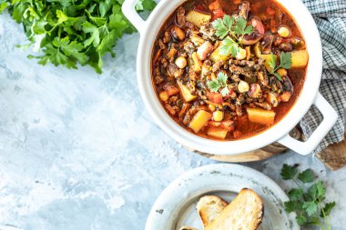 Domates, fasulye, nohut ve sebzeli kalın kıymalı et çorbası. Sağlıklı bir akşam yemeği. Yukarıdan bak. Uzayı kopyala en üstteki görünüm