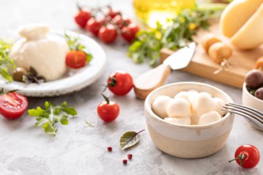 İtalyan peynirli burrata, mozzarella, scorocia zeytinli boccini, vişneli domates ve roka..