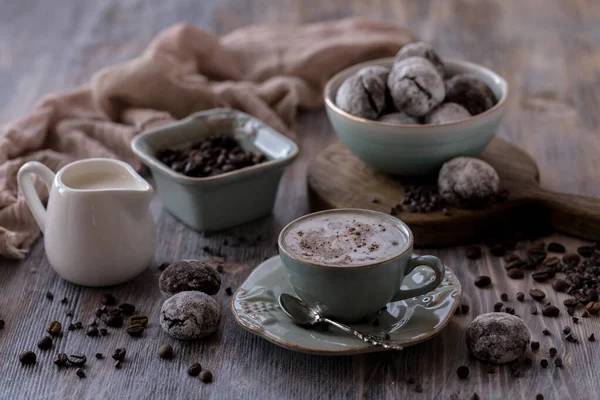 Šálek kávy Crema s čokoládovými sušenkami, marshmallows a hořícími svíčkami. — Stock fotografie