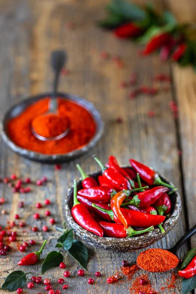 Pimentas vermelhas como ingrediente em um lanche vegetariano harissa. Adjika caseiro tradicional da cozinha tunisiana e árabe. Vertical — Fotografia de Stock