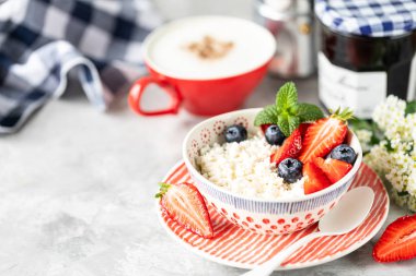 Böğürtlenli süzme peynir, reçel, taze çilek ve kahvaltıda kremalı bir fincan kahve. Sevgililer Günü 'nün tarifi. Boşluğu kopyala